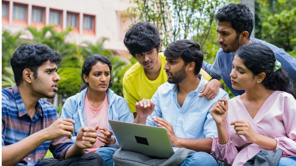 నీట్ 2026 మోక్ టెస్టులు మరియు ప్రీవియస్ క్వశ్చన్ పేపర్స్ అందుబాటులో ఉన్నవి