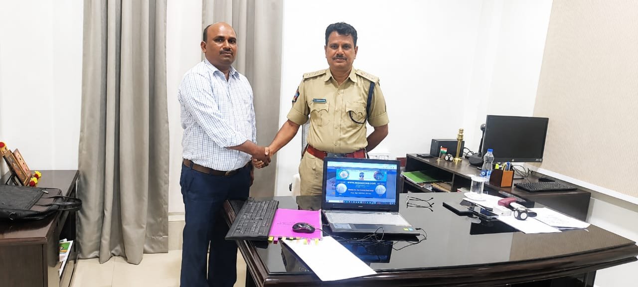 తిరుపతి ఈస్ట్ జోన్ DSP గౌరవనీయులు శ్రీ M. భక్తవత్సలం గారు  DSC  ప్రశ్నపత్రాలు  ప్రారంభించారు